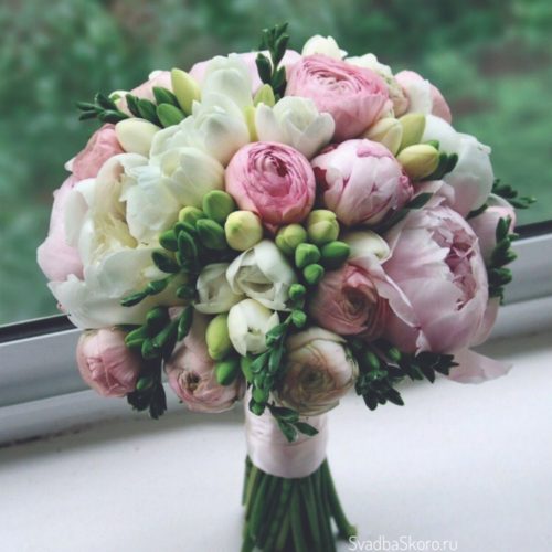 букет невесты из пионов роз и фрезий